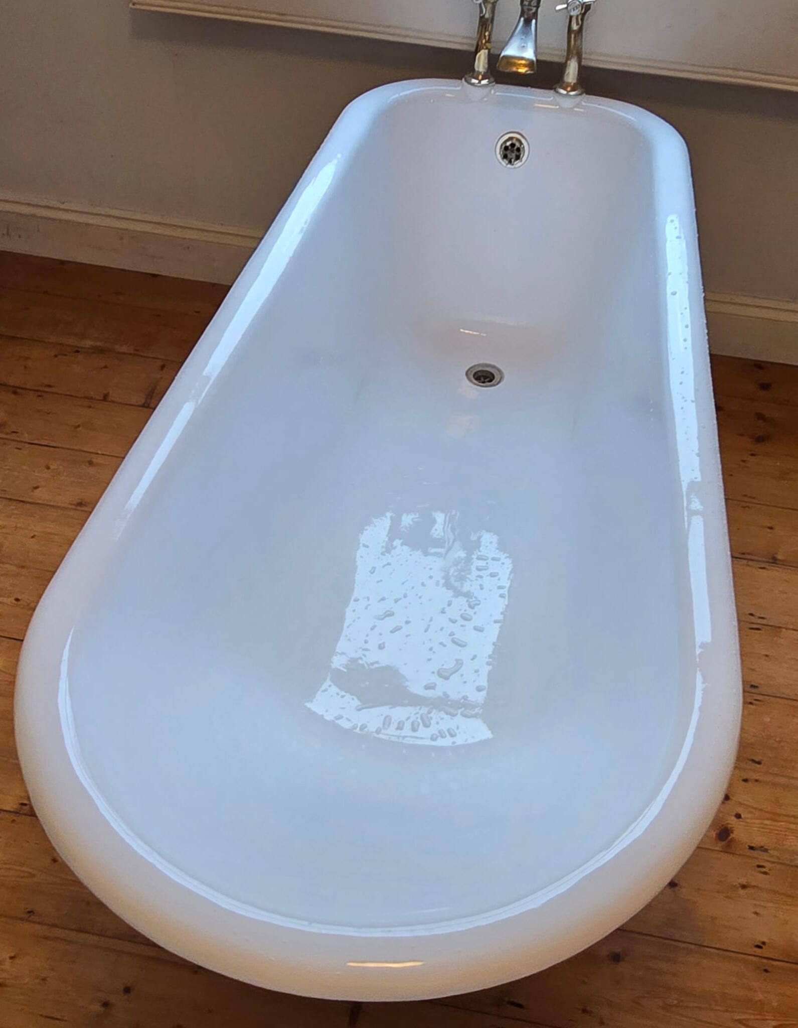 OLD CAST IRON BATH FINISHED TO A HIGH GLOSS FINISHED IN Bristol OLD CAST IRON BATH FINISHED TO A HIGH GLOSS FINISHED IN Bristol